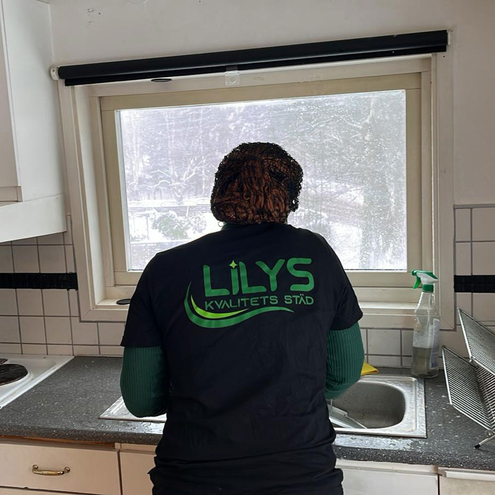 Enn i personalen med Lilys arbetskläder