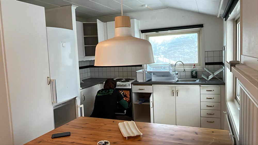 En person städar en ugn